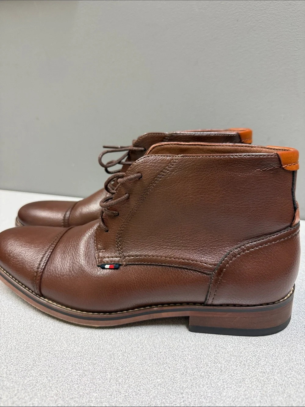 Tommy Hilfiger Men’s 8 Brown Leather Cap Toe Chukka Boots